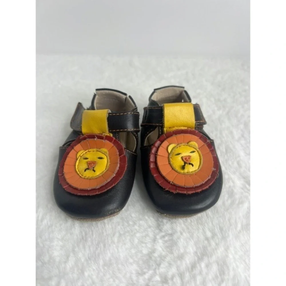 Livie & Luca Golden Lion Medallion Brown Leather Baby Shoes size 0-6 Months